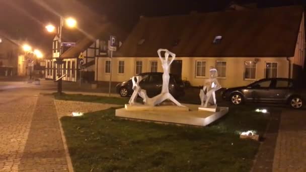 Ustka, Polen, Statuen auf der Abendstraße — Stockvideo