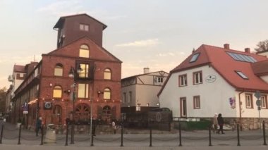 Ustka, Polonya, bir grup insan bir evin önünde.