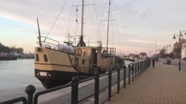 Ustka, Polonya, bir tekne bir su kütlesinin yanına yanaştı.