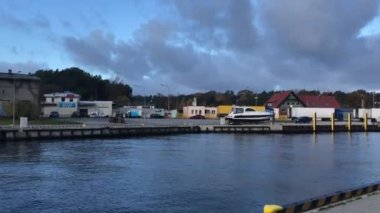 Ustka, Polonya, Bir su kütlesi üzerindeki köprü