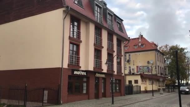 Ustka, Polen, Een winkel in een stenen gebouw — Stockvideo