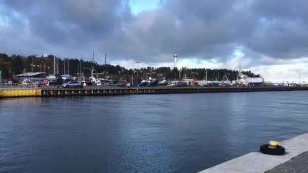 Ustka, Polsko, Most přes vodní plochu — Stock video