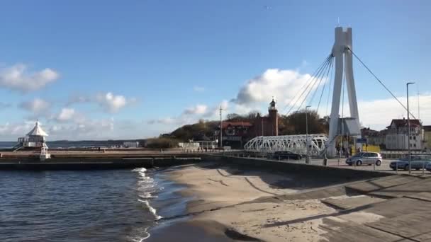 Ustka, Pologne, Un bateau est amarré à côté d'un plan d'eau — Video