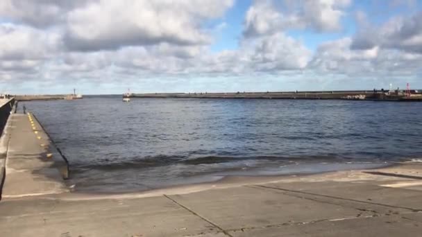 Ustka, Polônia, Uma ponte sobre um corpo de água — Vídeo de Stock