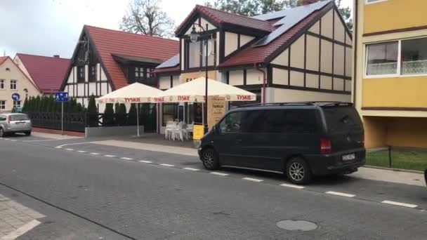Ustka, Polonia, Un primo piano di una strada di fronte a una casa — Video Stock