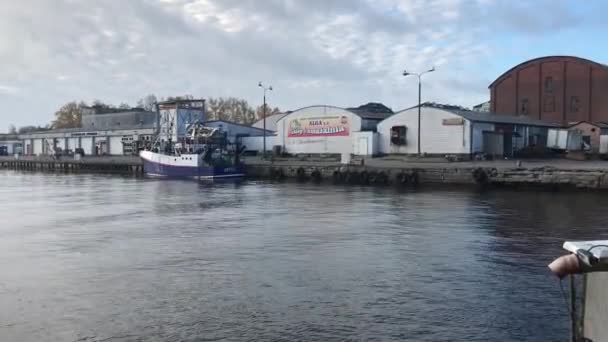 Ustka, Polen, En båt är dockad bredvid en vattensamling — Stockvideo