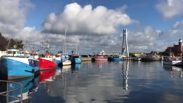 Ustka, Polen, Ein Boot liegt neben einem Gewässer — Stockvideo