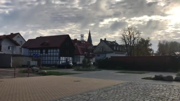 Ustka, Polen, Ein großes Gebäude — Stockvideo