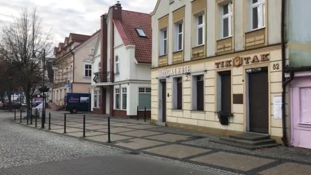 Ustka, Polsko, zblízka ulice před budovou — Stock video