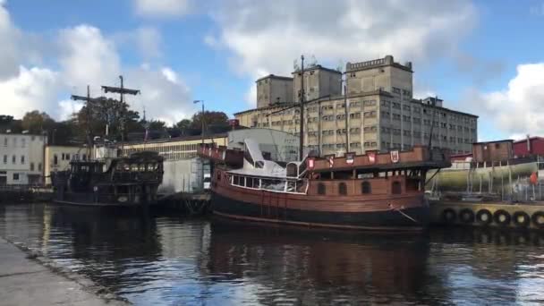 Ustka, Polen, Ein großes Boot in einem Gewässer — Stockvideo