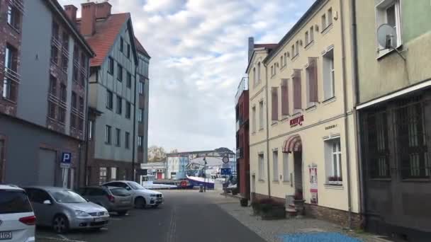 Ustka, Polonya, Şehir sokağına park edilmiş bir araba — Stok video