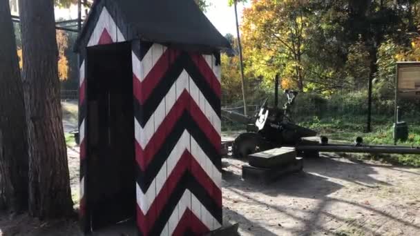 Ustka, Polen, Ein Schild vor einem Wald — Stockvideo