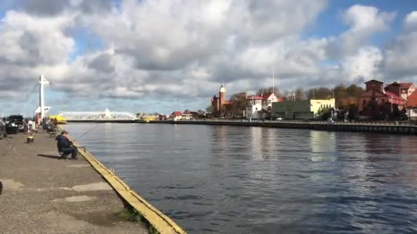 Ustka, Pologne, Un pont au-dessus d'un plan d'eau — Video