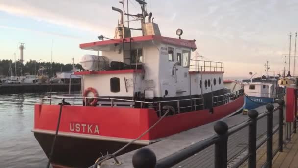 Устка, Польша, Лодка пришвартована к причалу — стоковое видео