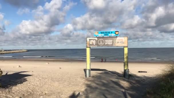 Ustka, Polen, Ein Schild am Strand — Stockvideo