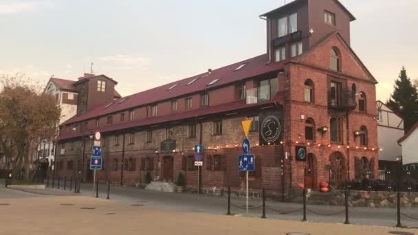 Ustka, Polen, Ein Haus mit einem Schild am Straßenrand — Stockvideo