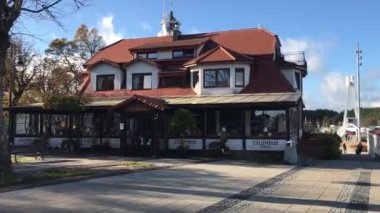 Ustka, Polonya, bir binanın yanına park etmiş bir otobüs.