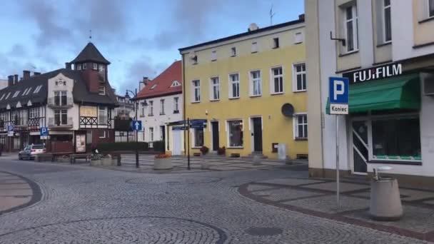 Ustka, Polen, Nahaufnahme einer Straße vor einem Gebäude — Stockvideo