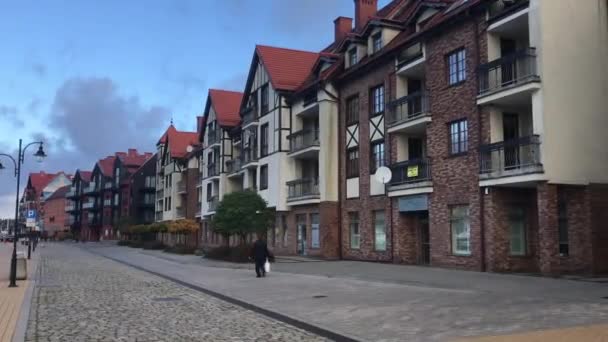 Ustka, Polen, Ein Gebäude mit einem Geschäft auf der Straßenseite — Stockvideo