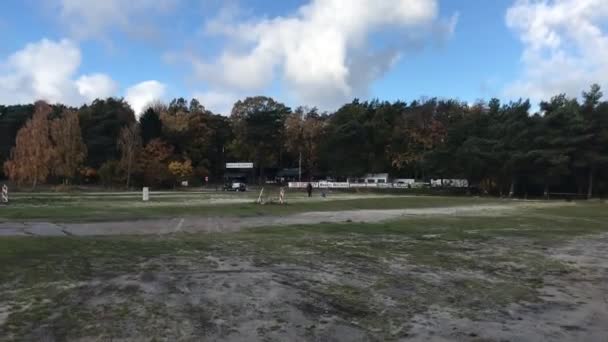 Ustka, Polen, Ein Schild am Straßenrand — Stockvideo