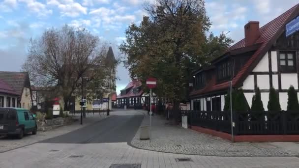 Ustka, Pologne, Un panneau sur le côté d'un bâtiment — Video