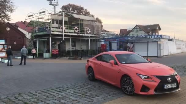 Ustka, Polen, Ein vor einem Gebäude geparktes Auto — Stockvideo