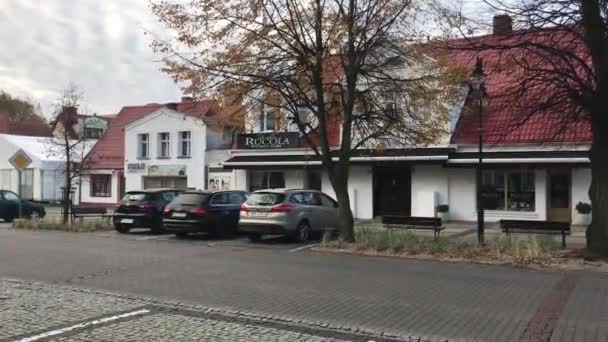 Ustka, Polska, Dom zaparkowany na poboczu drogi — Wideo stockowe