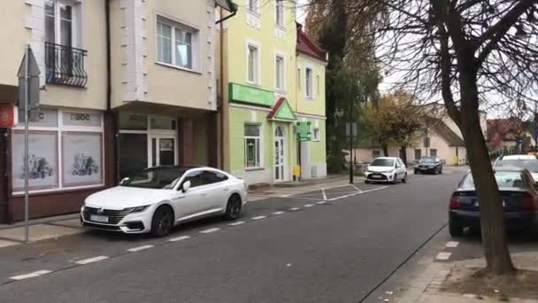 폴란드의 우스 트 카, 도시 거리에 주차되어 있는 차 — 비디오
