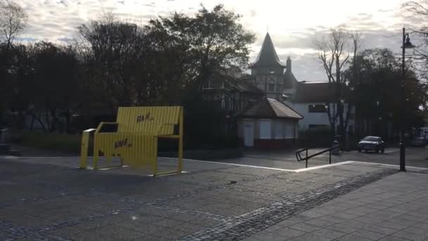 Ustka, Polska, Dom ze znakiem na poboczu ulicy — Wideo stockowe