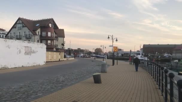 Ustka, Polónia, O exterior de um edifício — Vídeo de Stock