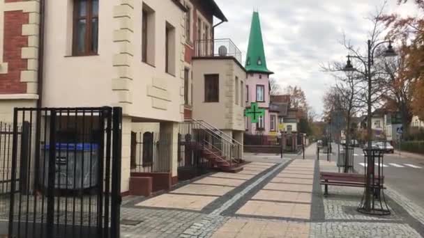 Ustka, Polska, Scena uliczna z naciskiem na stronę budynku — Wideo stockowe