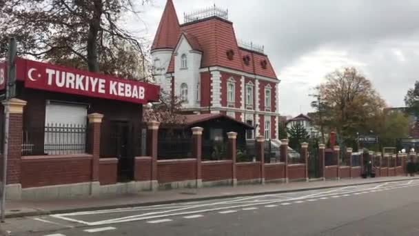 Ustka, Polen, Ein Gebäude mit einem Schild am Straßenrand — Stockvideo