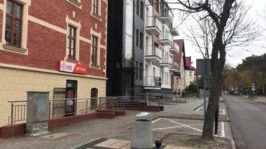 Ustka, Polonya, bir binanın yan tarafındaki sokak manzarası