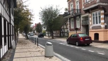 Ustka, Polonya, Bir binanın yanındaki caddede yürüyen kişi