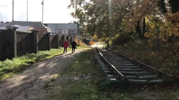 Ustka, Polsko, 2. listopadu 2018: Osoba stojící před budovou — Stock video