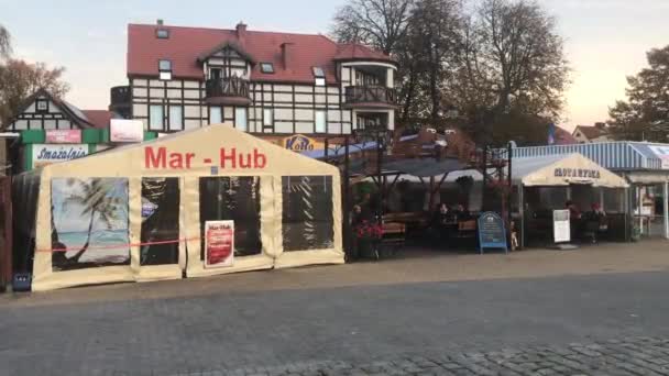 Ustka, Polen, Ein Gebäude mit einem Geschäft am Straßenrand — Stockvideo