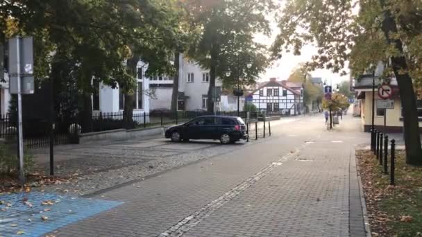 Ustka, Πολωνία, Μια σκηνή δρόμου με εστίαση στην πλευρά ενός δρόμου — Αρχείο Βίντεο