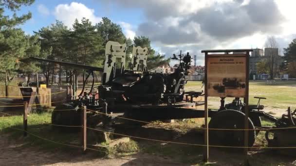 Ustka, Polen, Een vrachtwagen rijdt over een onverharde weg — Stockvideo