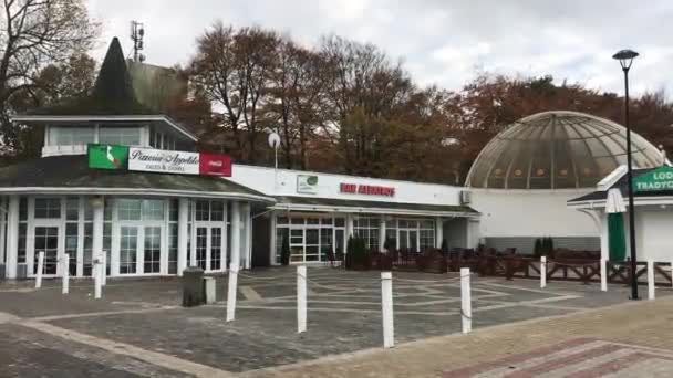 Ustka, Polen, Ein Gebäude mit einer Uhr am Straßenrand — Stockvideo