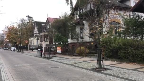 Ustka, Pologne, Une maison au milieu d'une rue de la ville — Video