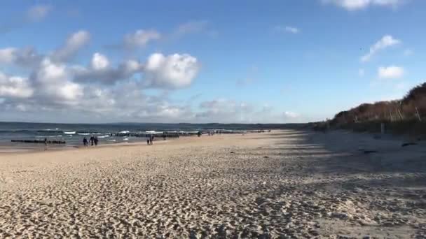 Ustka, Polonya, kumlu bir sahil — Stok video