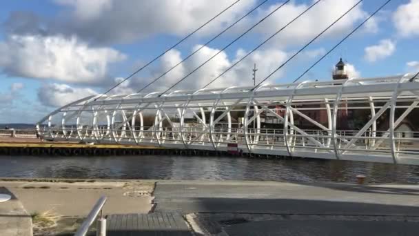 Ustka, Lengyelország, Egy híd fölött közlekedő vonat — Stock videók