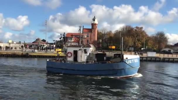 Ustka, Polen, Ein Boot liegt neben einem Gewässer — Stockvideo