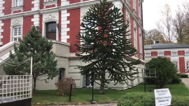 乌斯卡市，波兰，一座在建筑物侧面有标志的房子 — 图库视频影像
