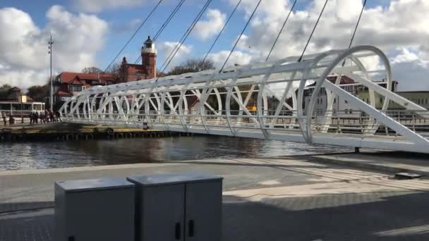 Ustka, Lengyelország, híd egy víztest felett — Stock videók