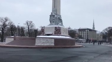 Riga, Letonya, sokağın ortasında bir saat kulesi.