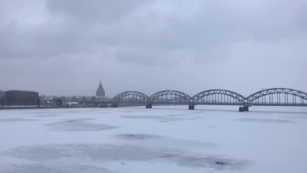 Riga, Lettonie, Un pont au-dessus d'un plan d'eau — Video