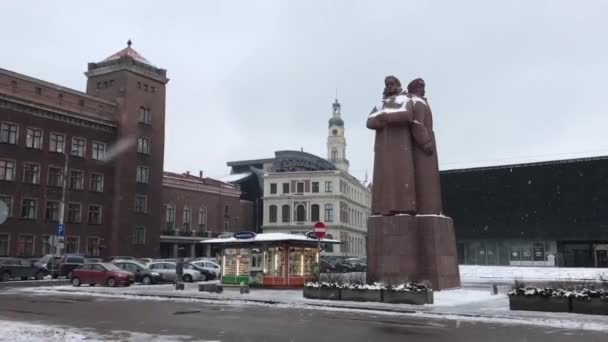 Riga, Lettland, Ein großes Gebäude — Stockvideo