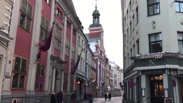 라트비아의 리가, 도시 거리를 걷고 있는 일단의 사람들 — 비디오