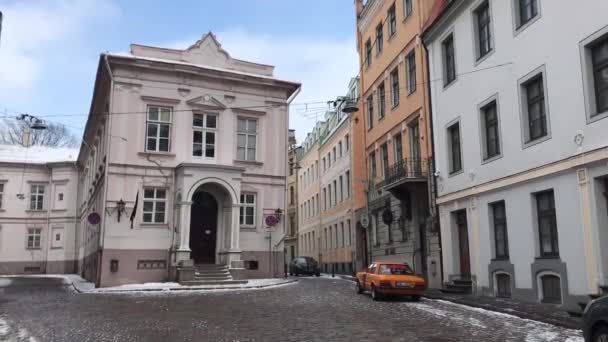 Ryga, Łotwa, Wąska ulica miejska z samochodami zaparkowanymi z boku budynku — Wideo stockowe
